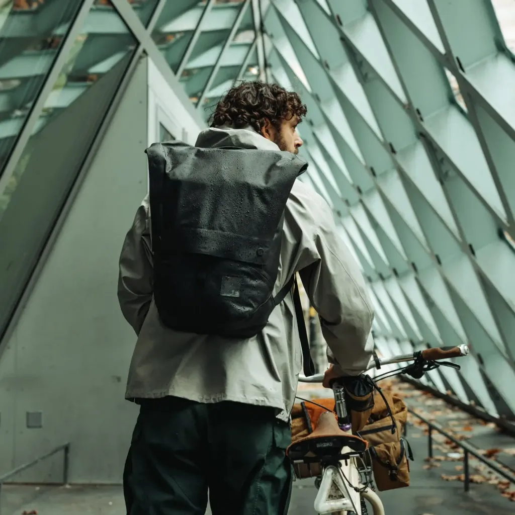 ELEMENT-WEATHERSHED-22L-EWS22-SOLUTION-DYED-BLACK-BIKE-WALK-SEATTLE-min_2000x