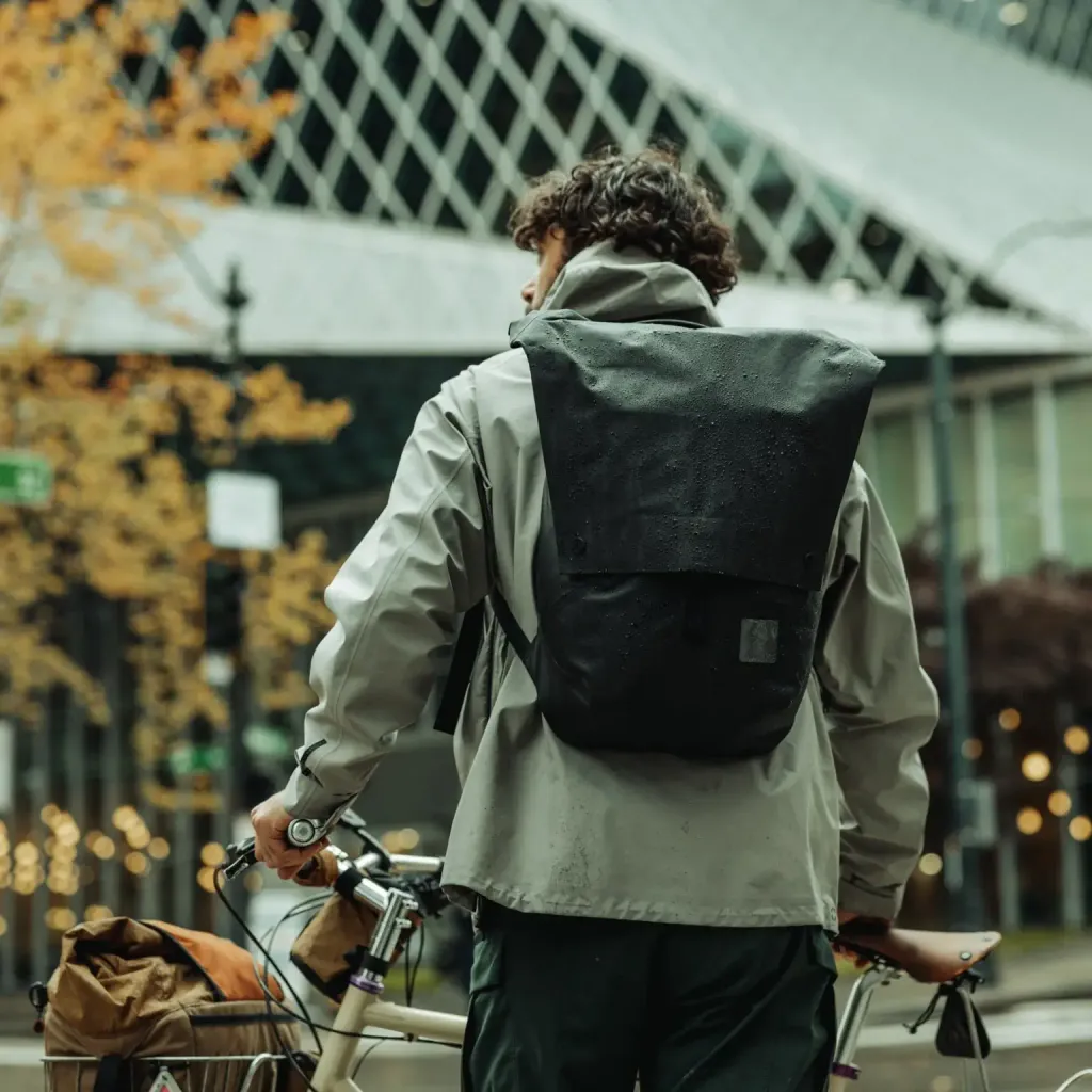 ELEMENT-WEATHERSHED-22L-EWS22-SOLUTION-DYED-BLACK-ON-BODY-BIKE-min_2000x