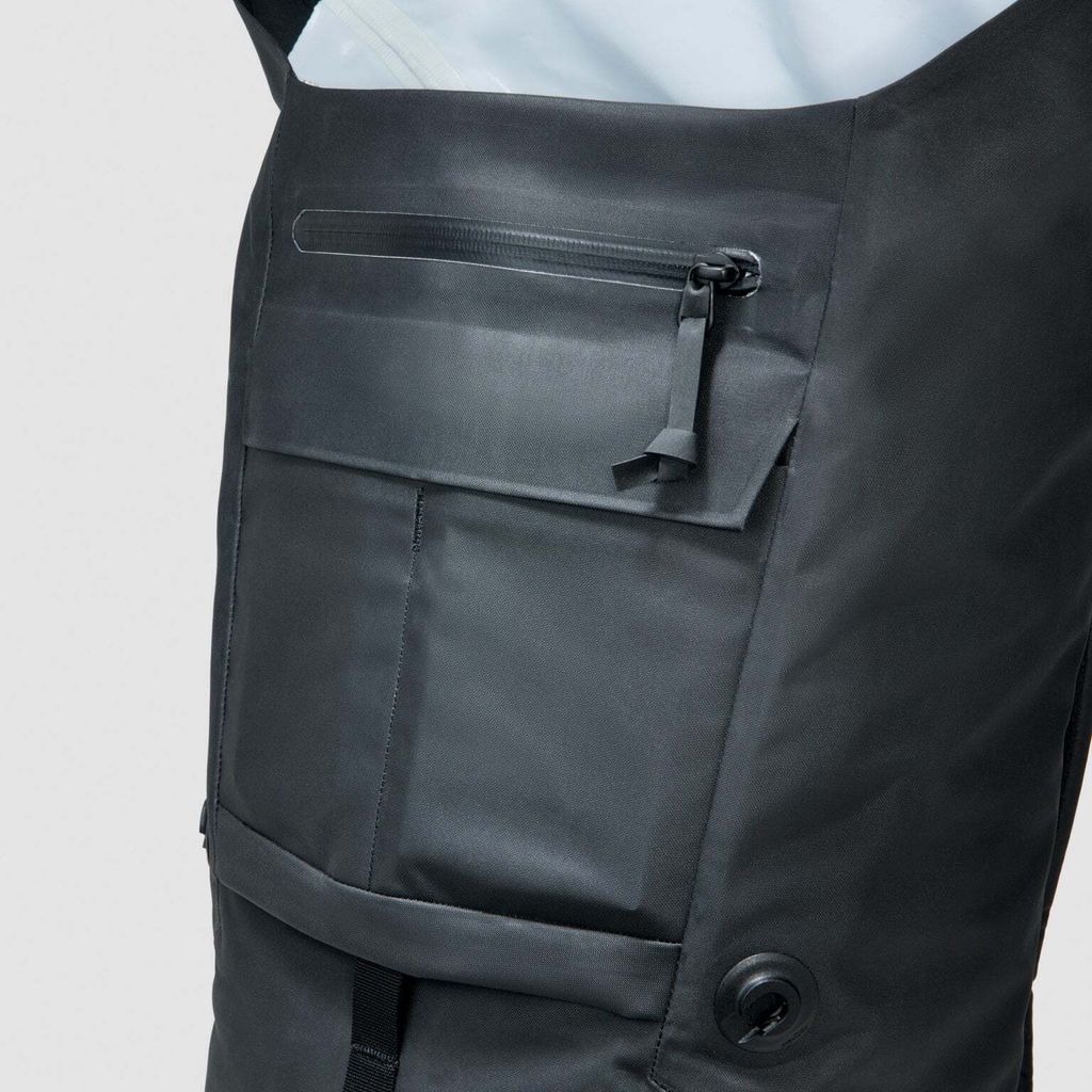 ELEMENT-WEATHERSHED-22L-EWS22-SOLUTION-DYED-BLACK-FRONT-ADMIN-PANEL-min_2000x