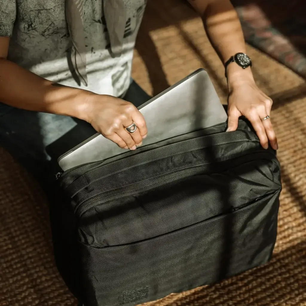 CIVIC-PANEL-LOADER-16L-CPL16-SOLUTION-DYED-BLACK-LIFESTYLE-LAPTOP-POCKET-min_2000x