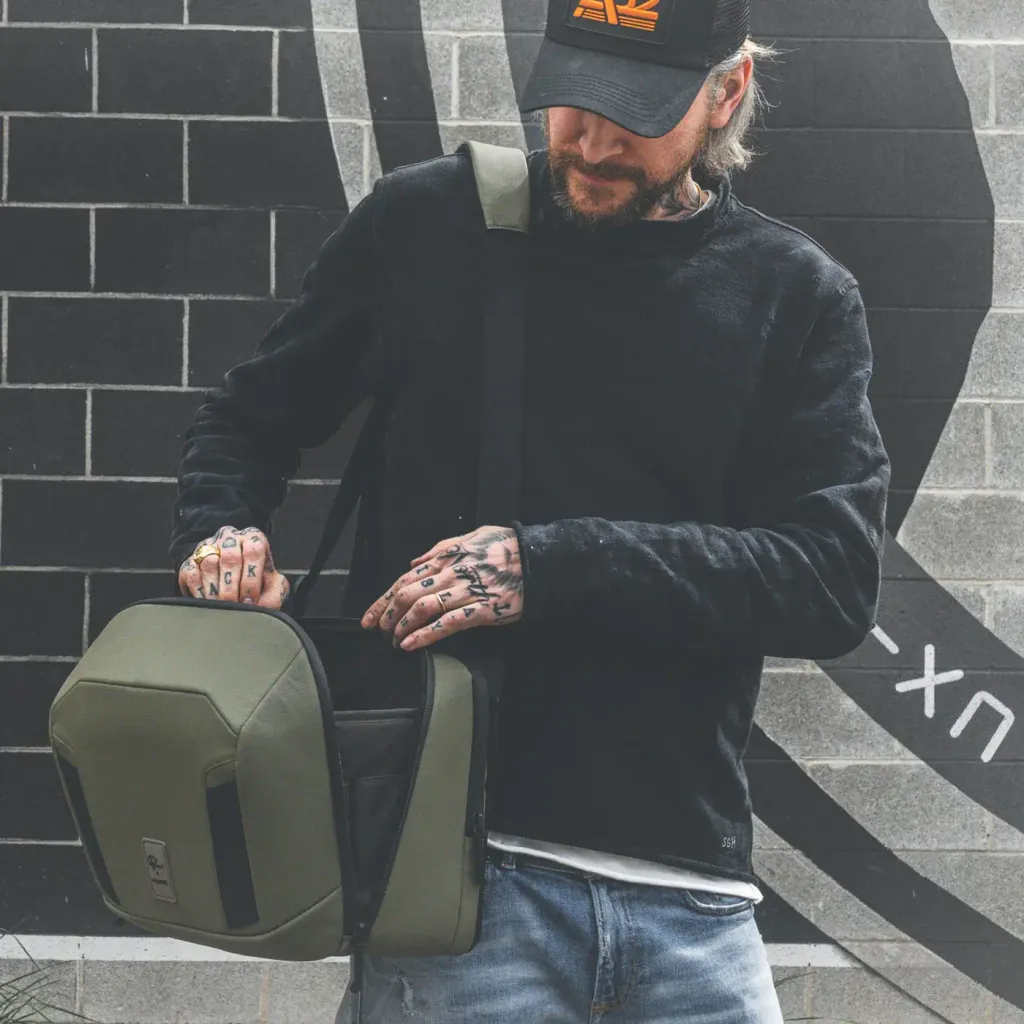 CARO30-05-Carry_2a0b246e-92df-42d5-8d3e-e440092a21e9
