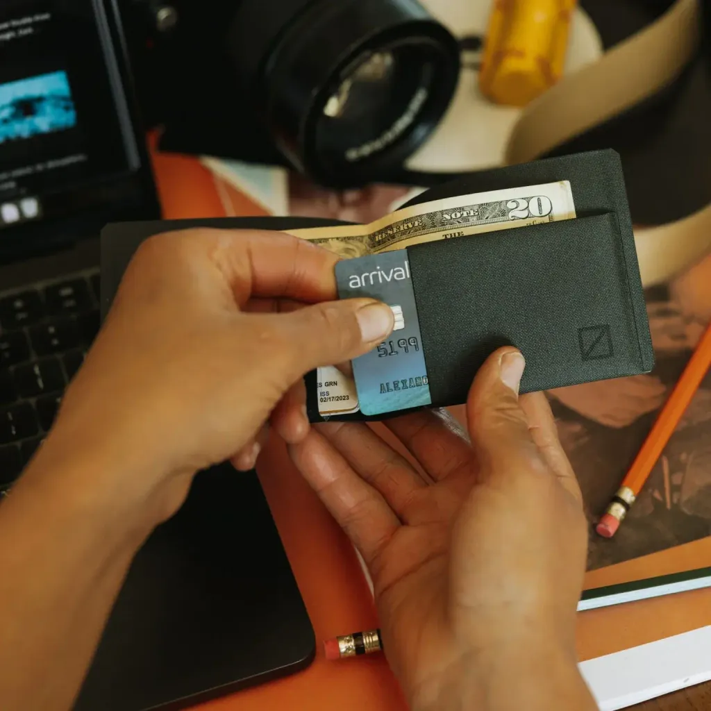 ELEMENT-BIFOLD-WALLET-EBW-Solution-Dyed-Black-card-camera-min_2000x