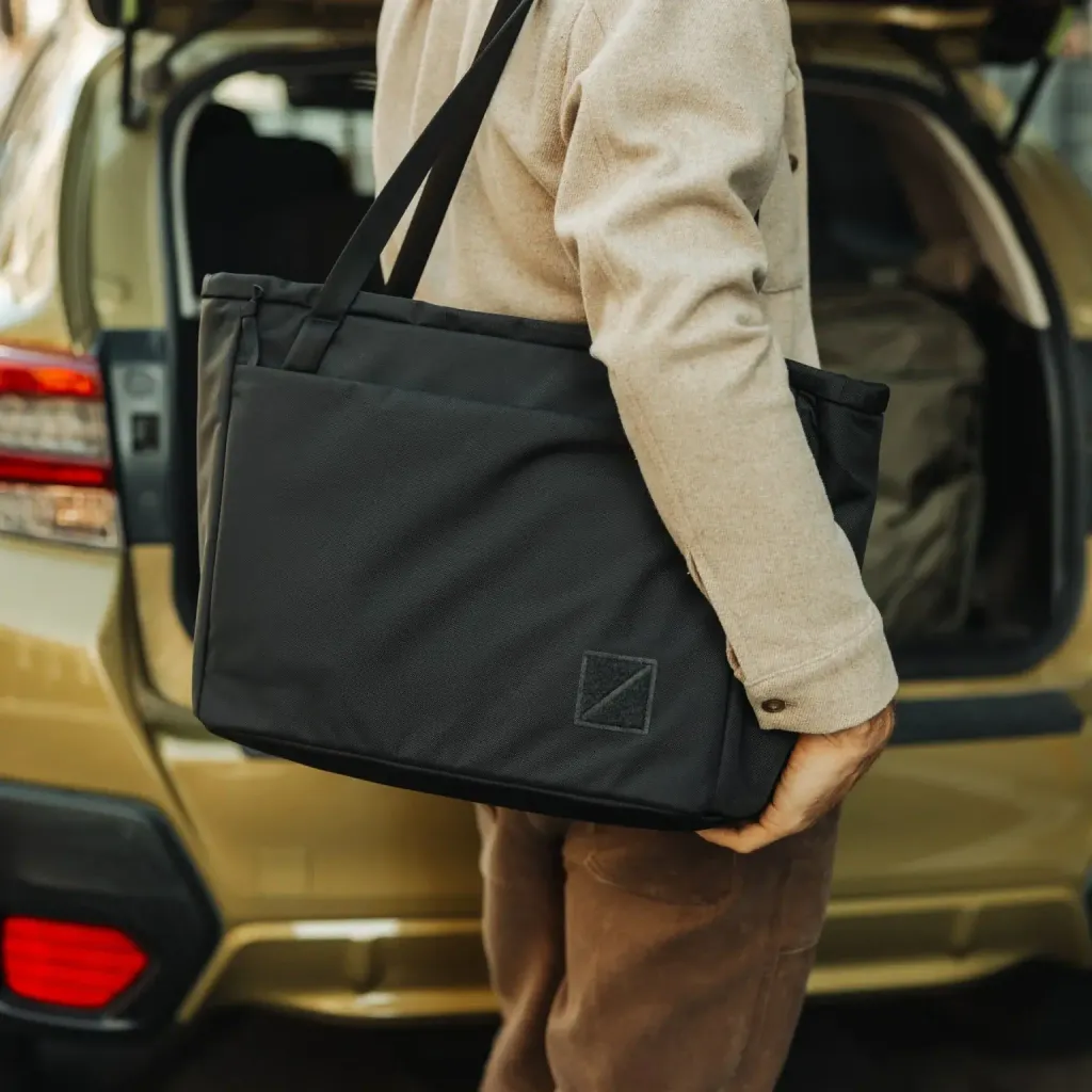 CIVIC-DAILY-TOTE-24L-CDT24-SOLUTION-DYED-BLACK-shoulder-carry-min_2000x