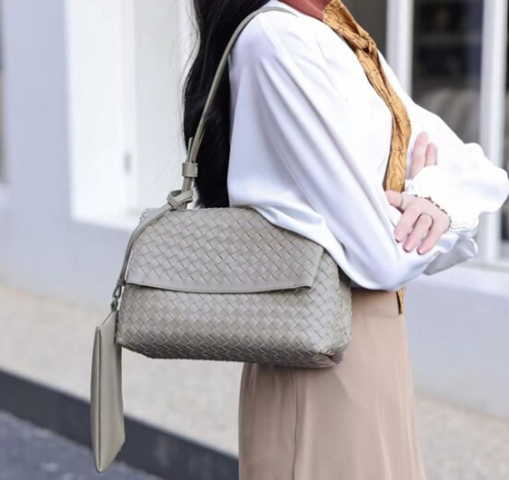 prisca- white