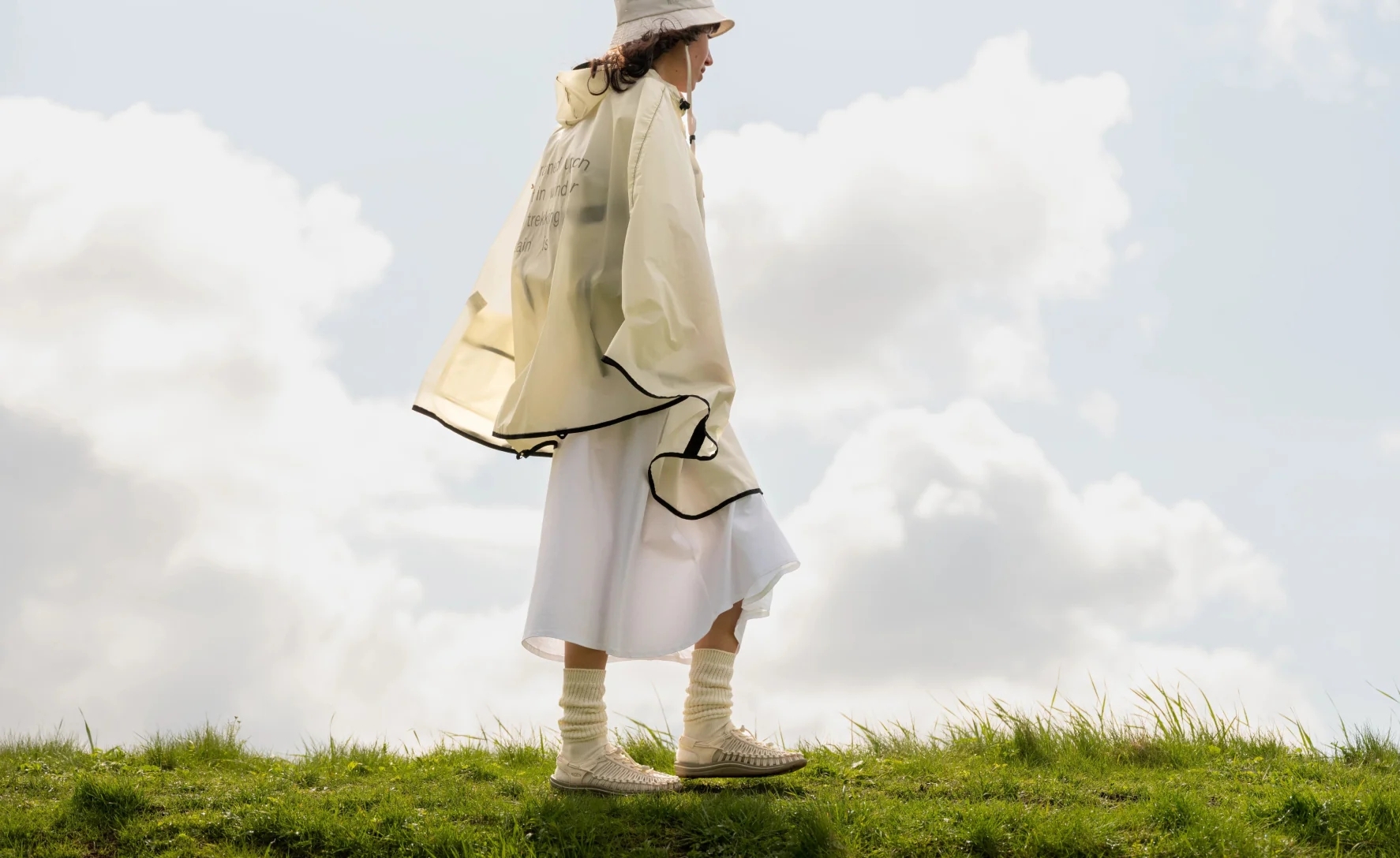 UNEEKPDPLifestyle1Womens_dfe4806a-9524-462f-ace8-fd6d272b487d_result