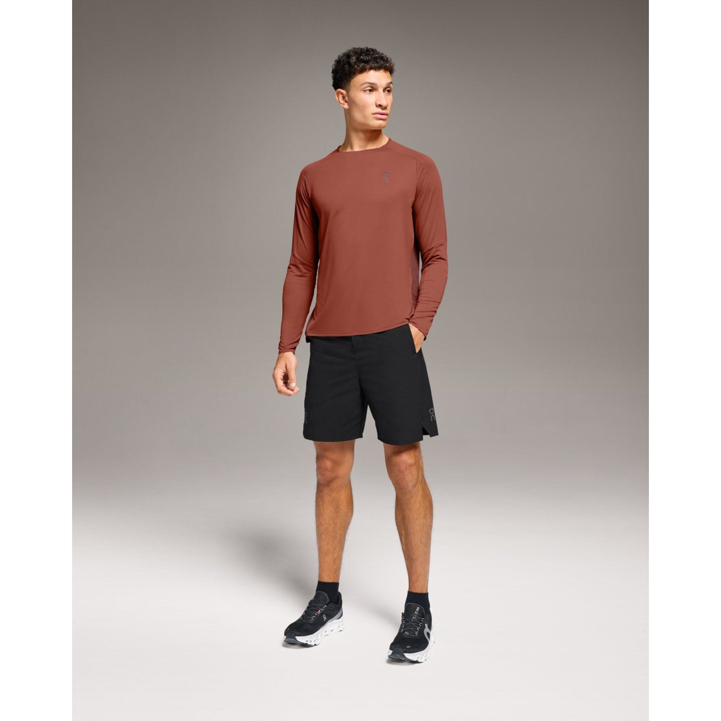 on-performance-hybrid-short-men-black-2-1710437