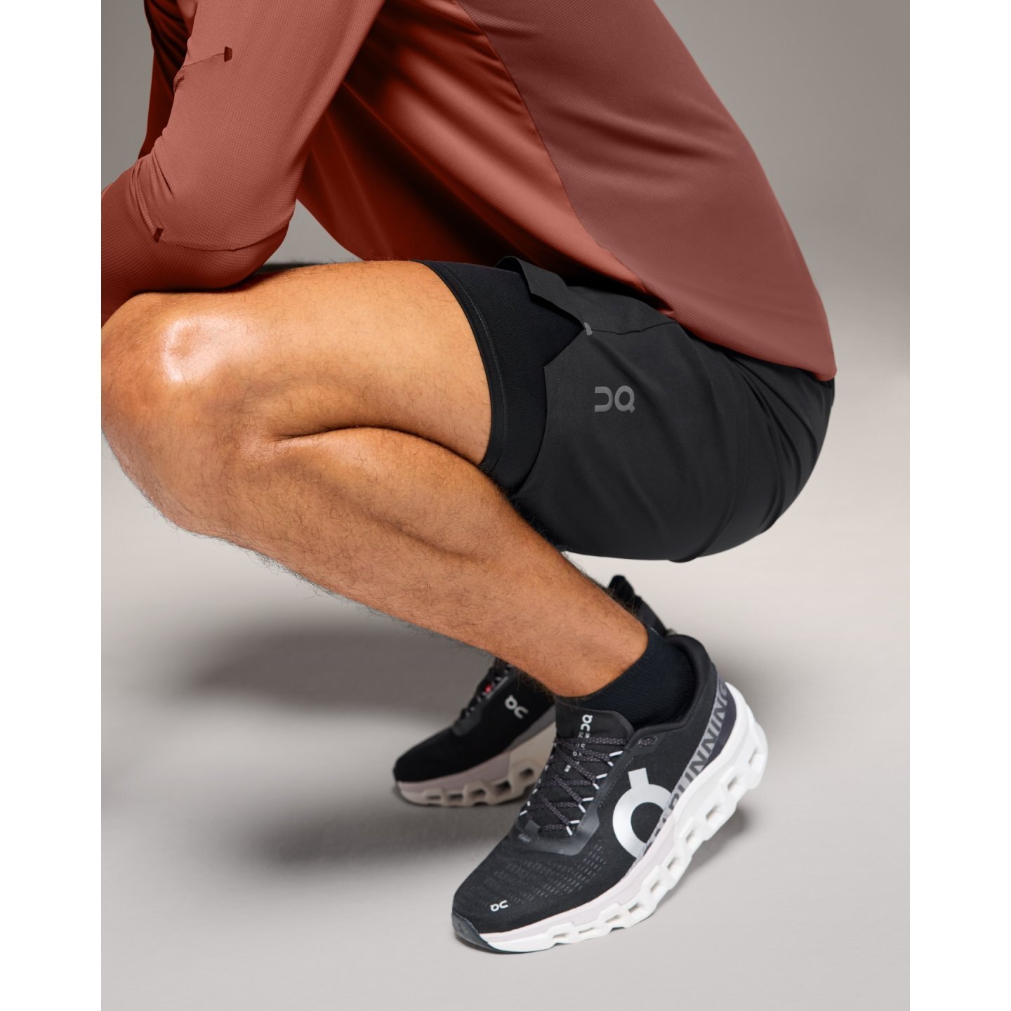 on-performance-hybrid-short-men-black-4-1710439