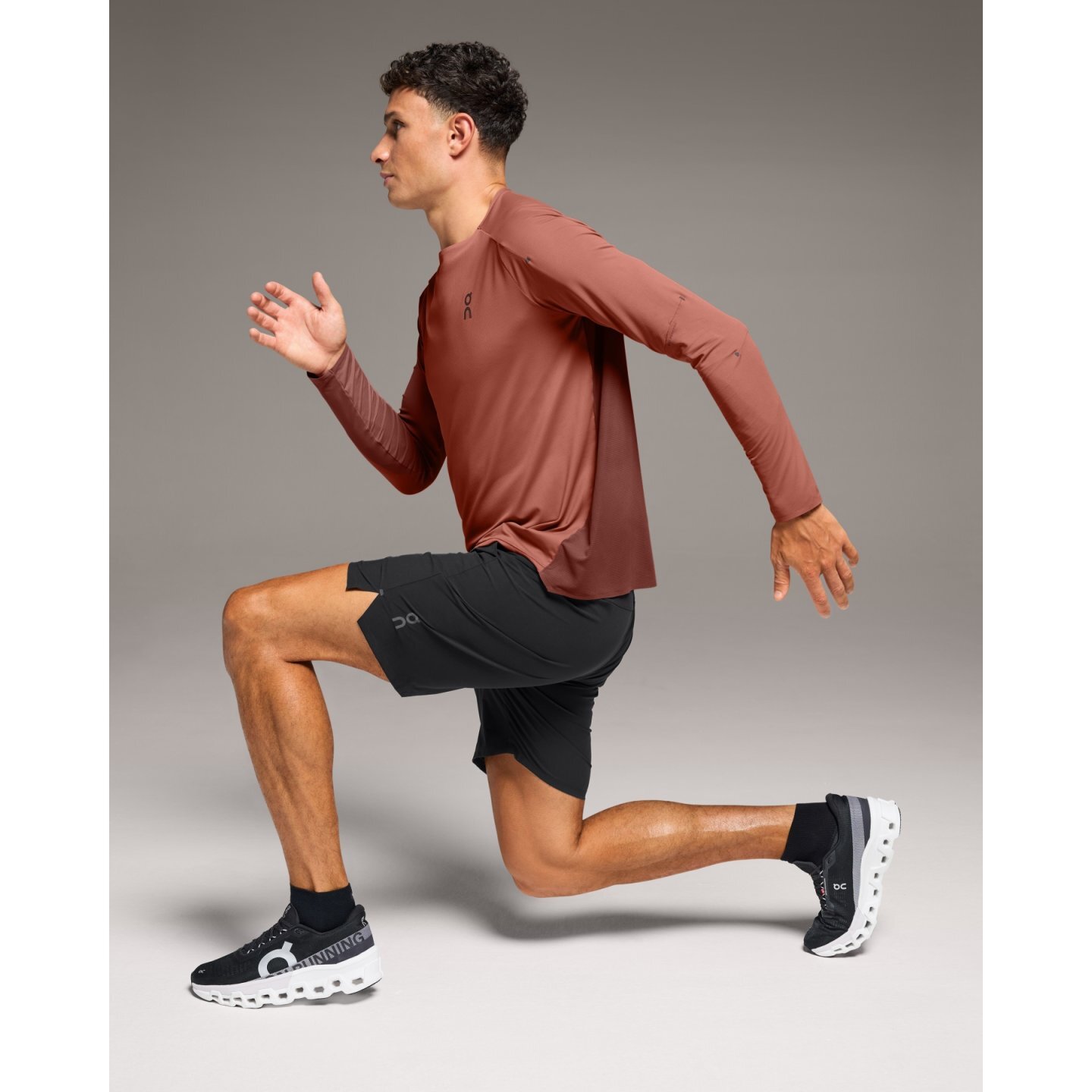 on-performance-hybrid-short-men-black-7-1710442