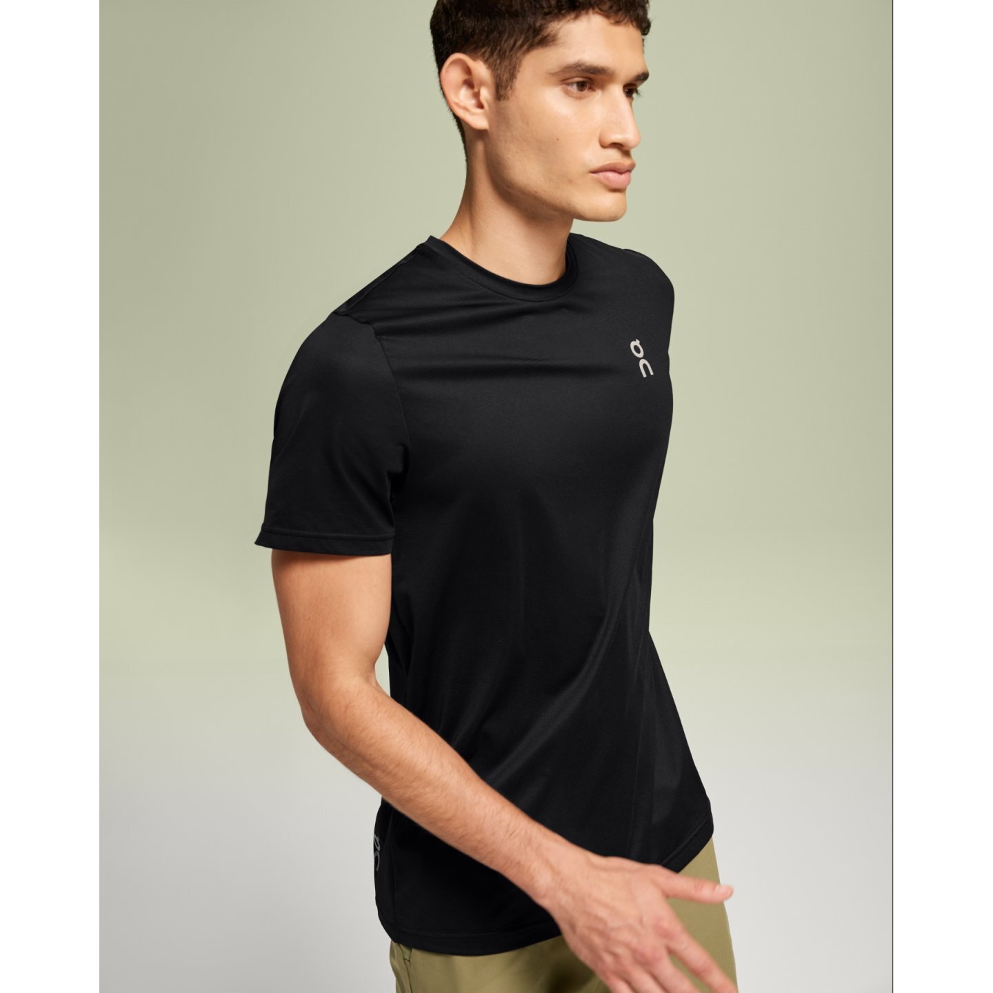 on-core-t-running-shirt-black-2-1650312