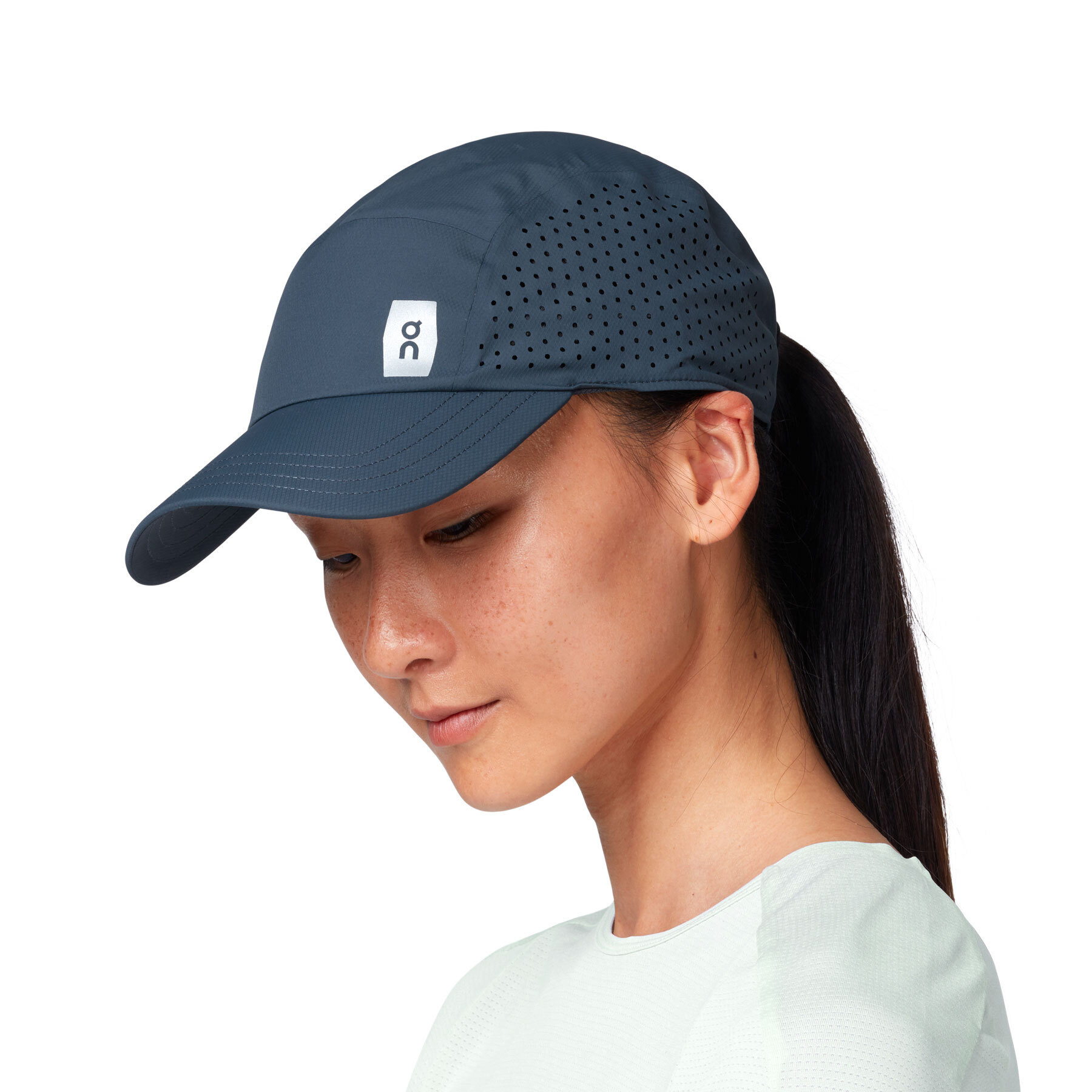 on-lightweight-cap-navy-01-1479952