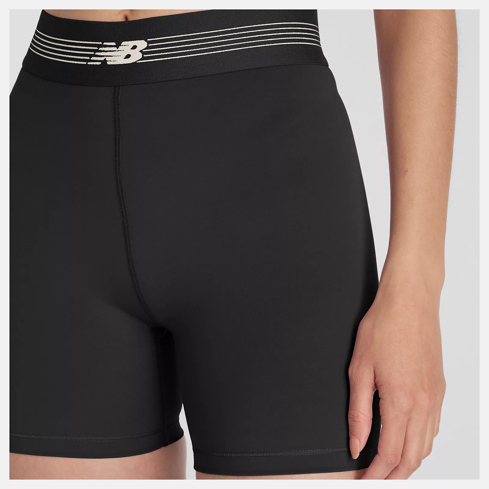 W AC FITTED SHORT 5IN BLACK (5)