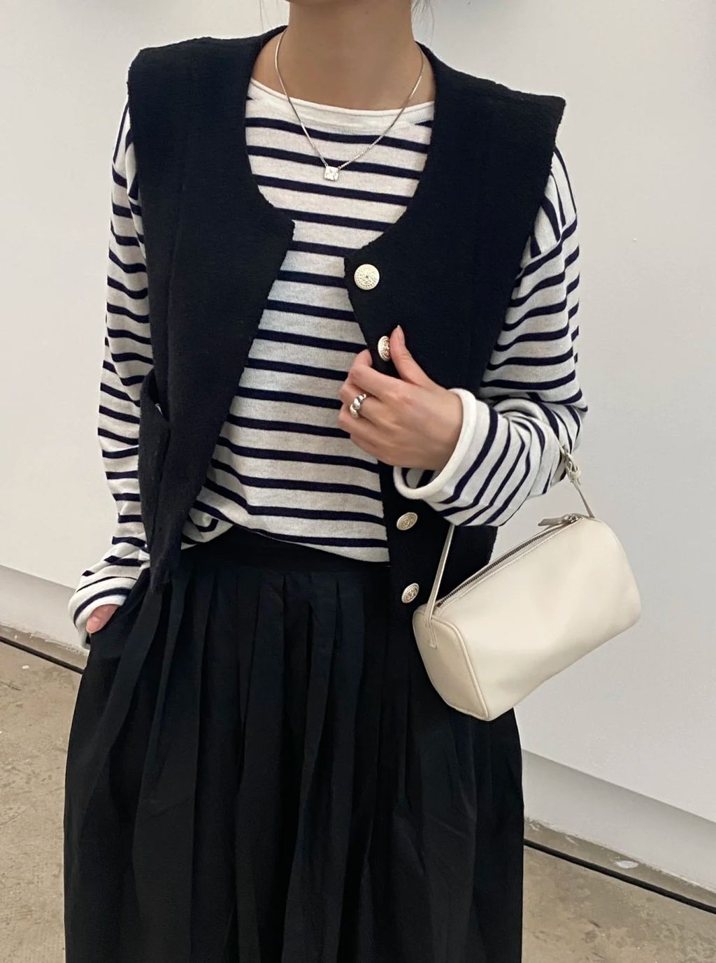 THE ROW 90'S 細粒牛皮革筆筒包 白色3