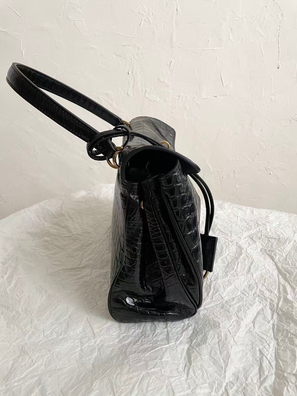 BALENCIAGA RODEO 鱷魚壓紋小牛皮手提包 黑色金扣3