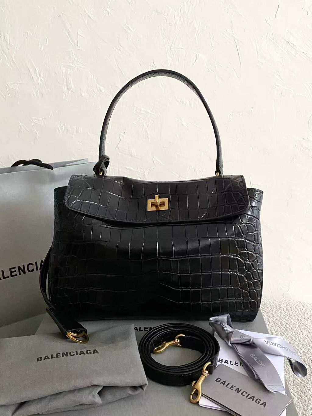 BALENCIAGA RODEO 鱷魚壓紋小牛皮手提包 黑色金扣1