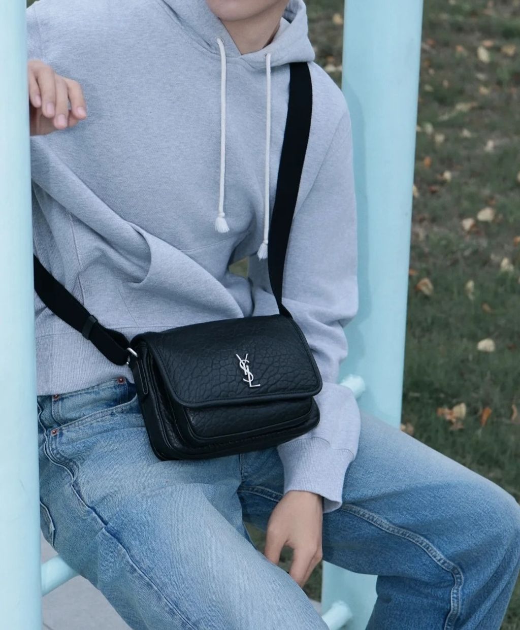 YSL NIKI 粒面羊皮郵差包1