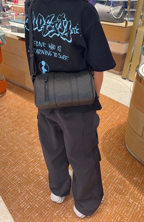 LV CITY KEEPALL 壓紋小牛皮斜背包 M26750