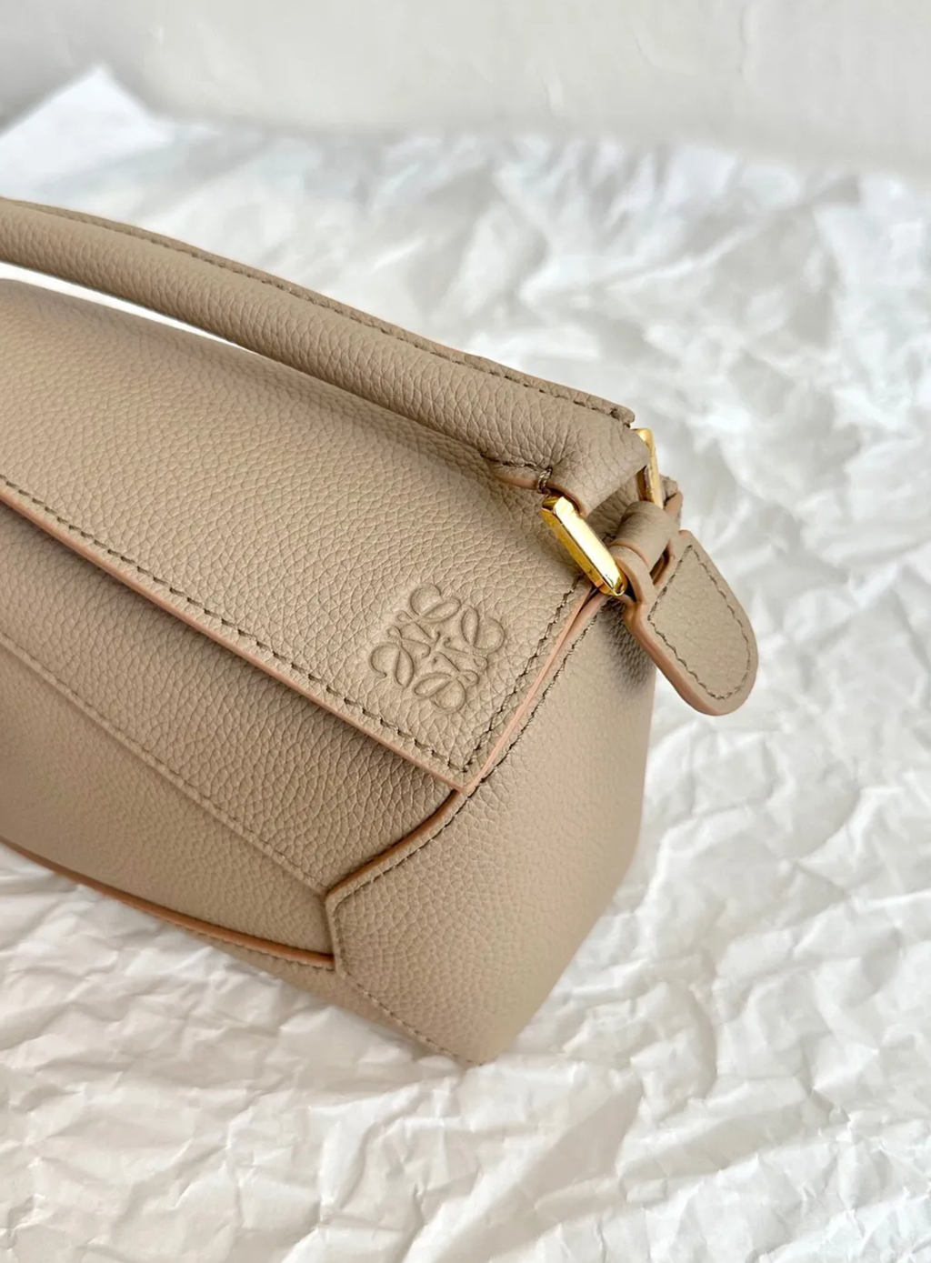 LOEWE PUZZLE 荔枝紋手袋 沙色  中午12.39.35