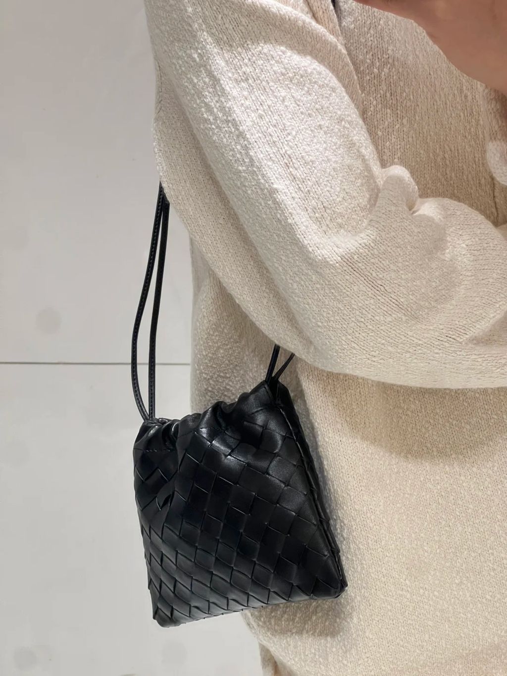 BOTTEGA VENETA DUSTBAG 編織牛皮斜背雲朵包2