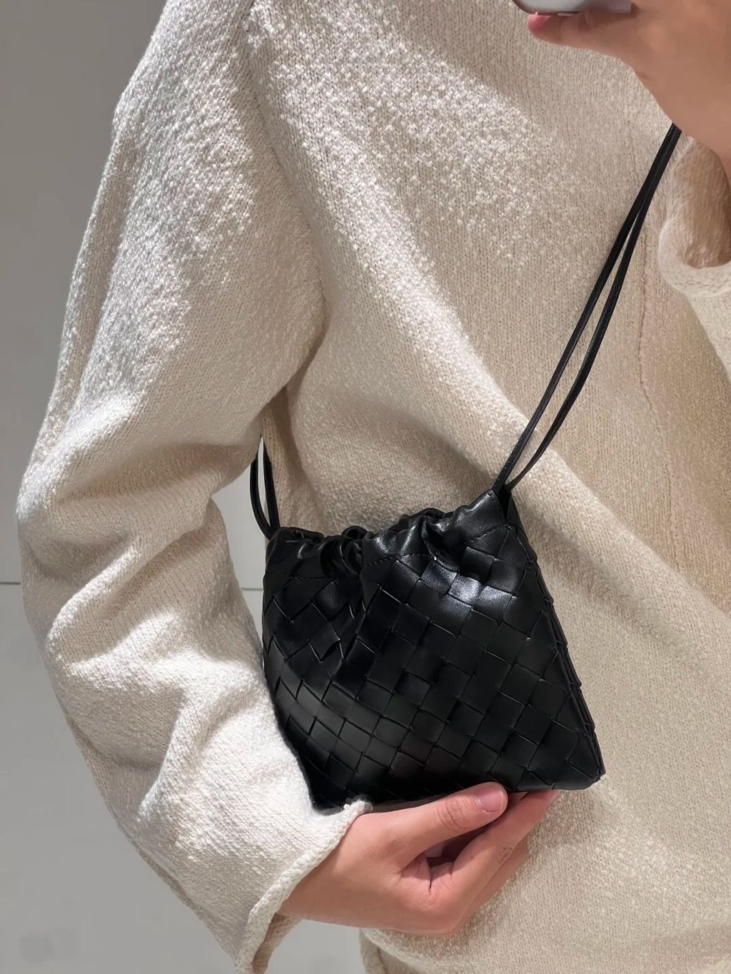 BOTTEGA VENETA DUSTBAG 編織牛皮斜背雲朵包1