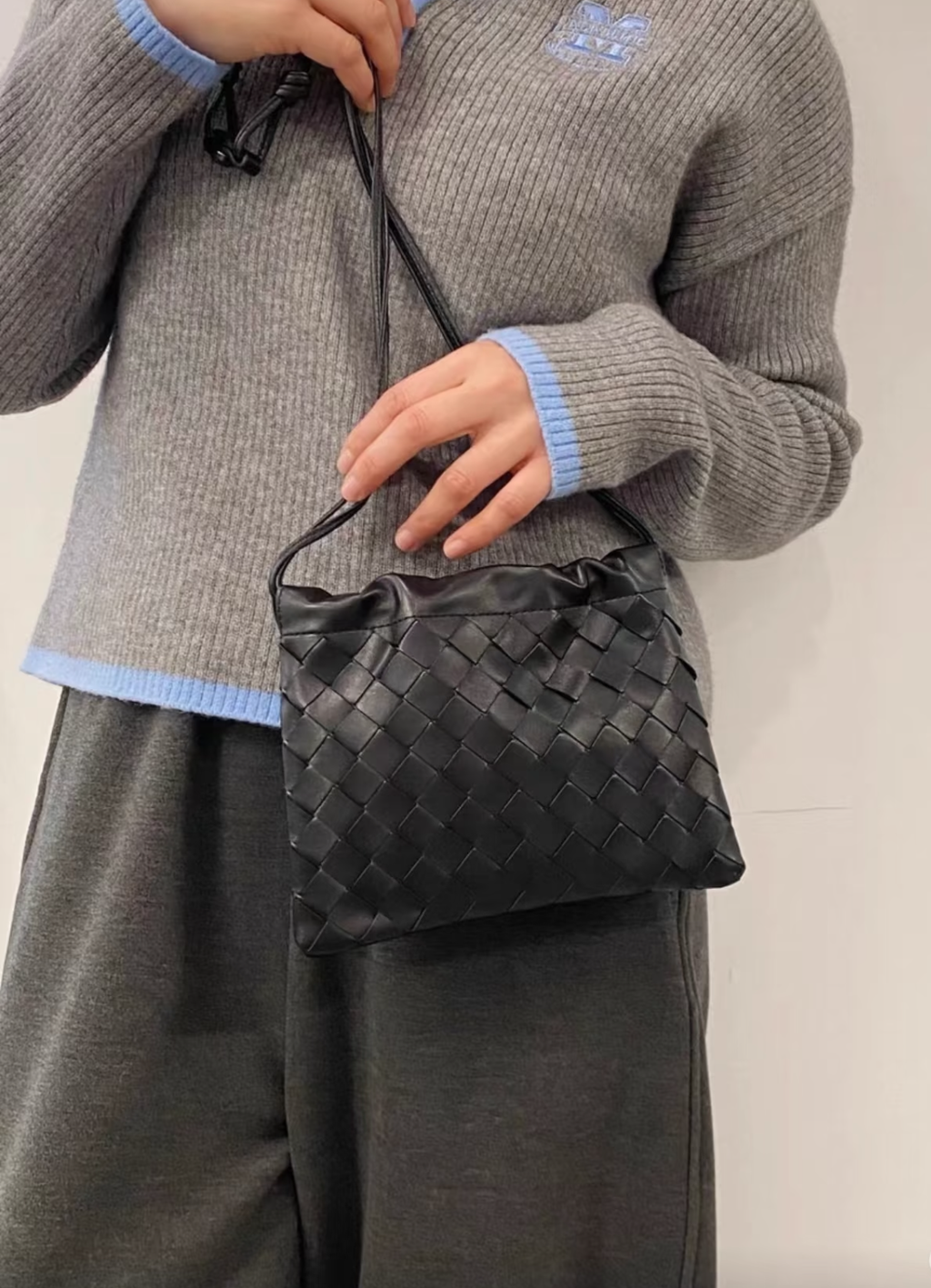 BOTTEGA VENETA DUSTBAG 編織牛皮斜背雲朵包4