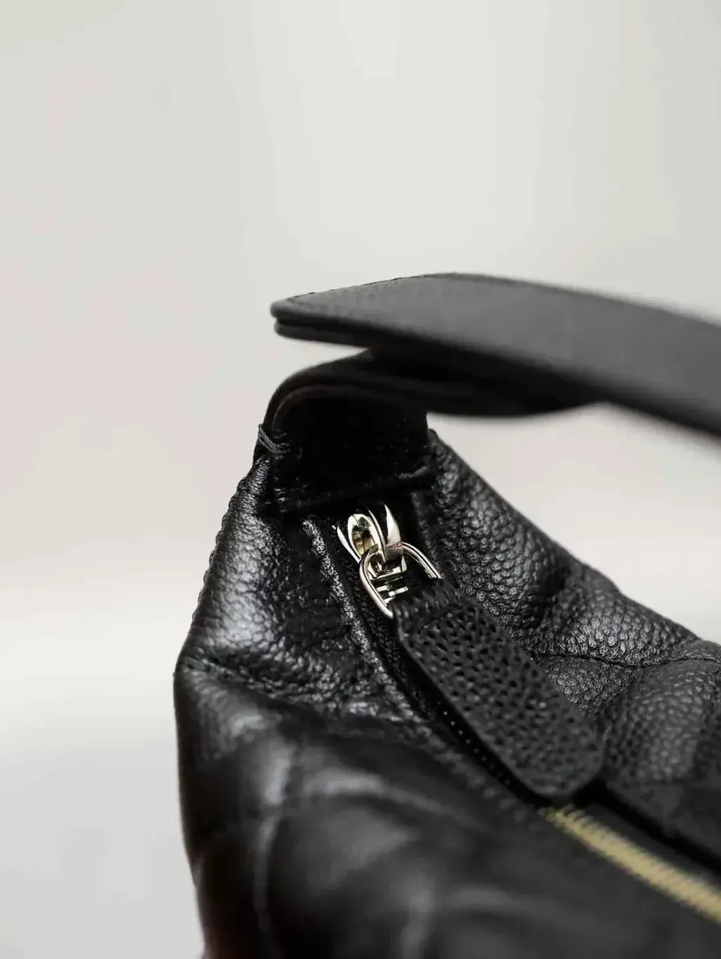 CHANEL 25C HOBO 魚子醬飯盒包 兩色4