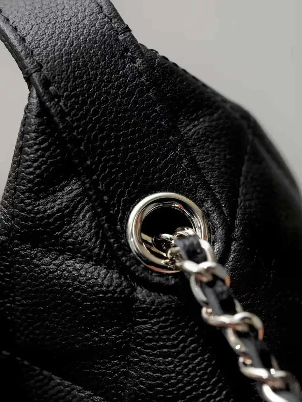 CHANEL 25C HOBO 魚子醬飯盒包 兩色3