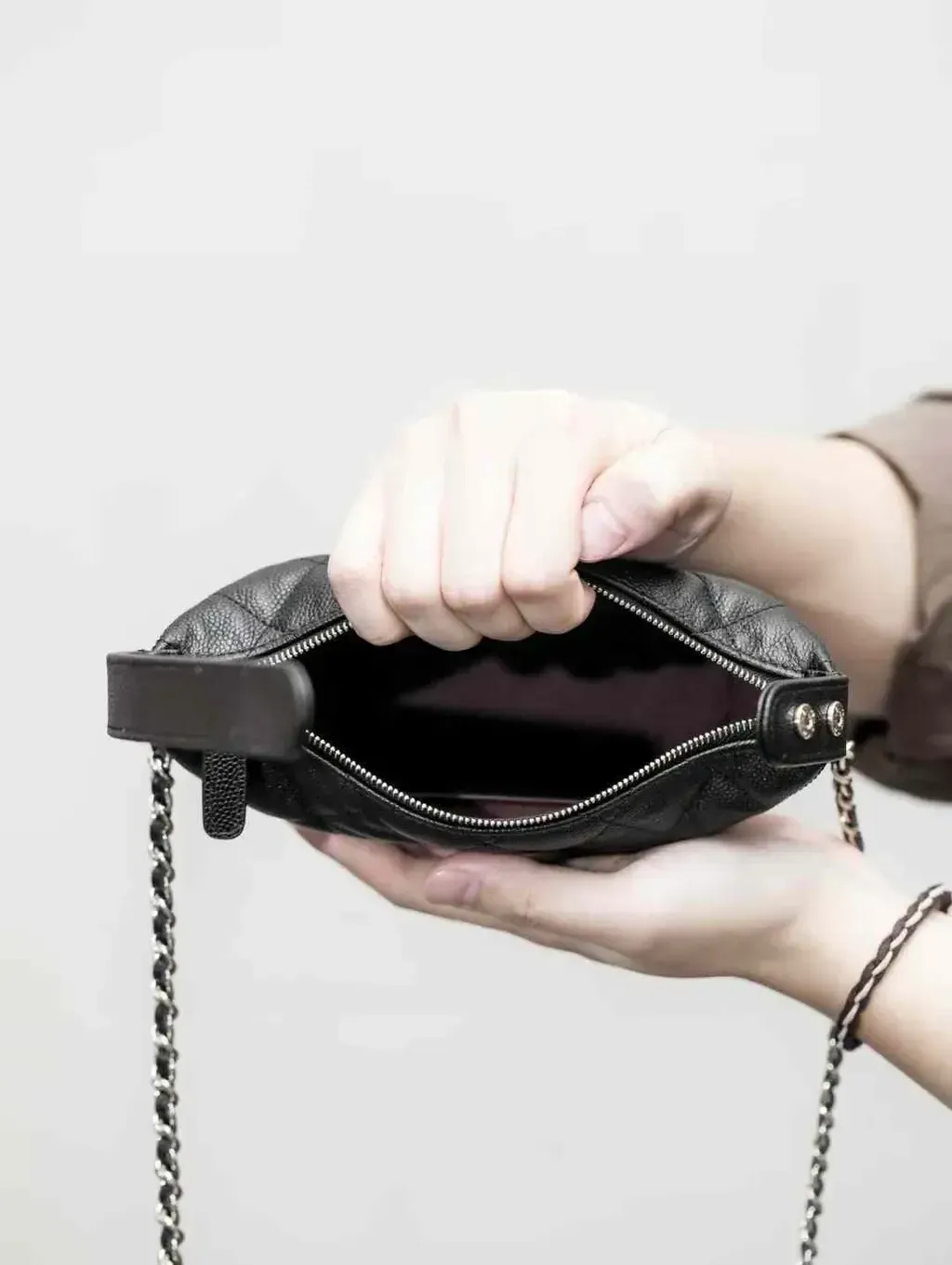 CHANEL 25C HOBO 魚子醬飯盒包 兩色1
