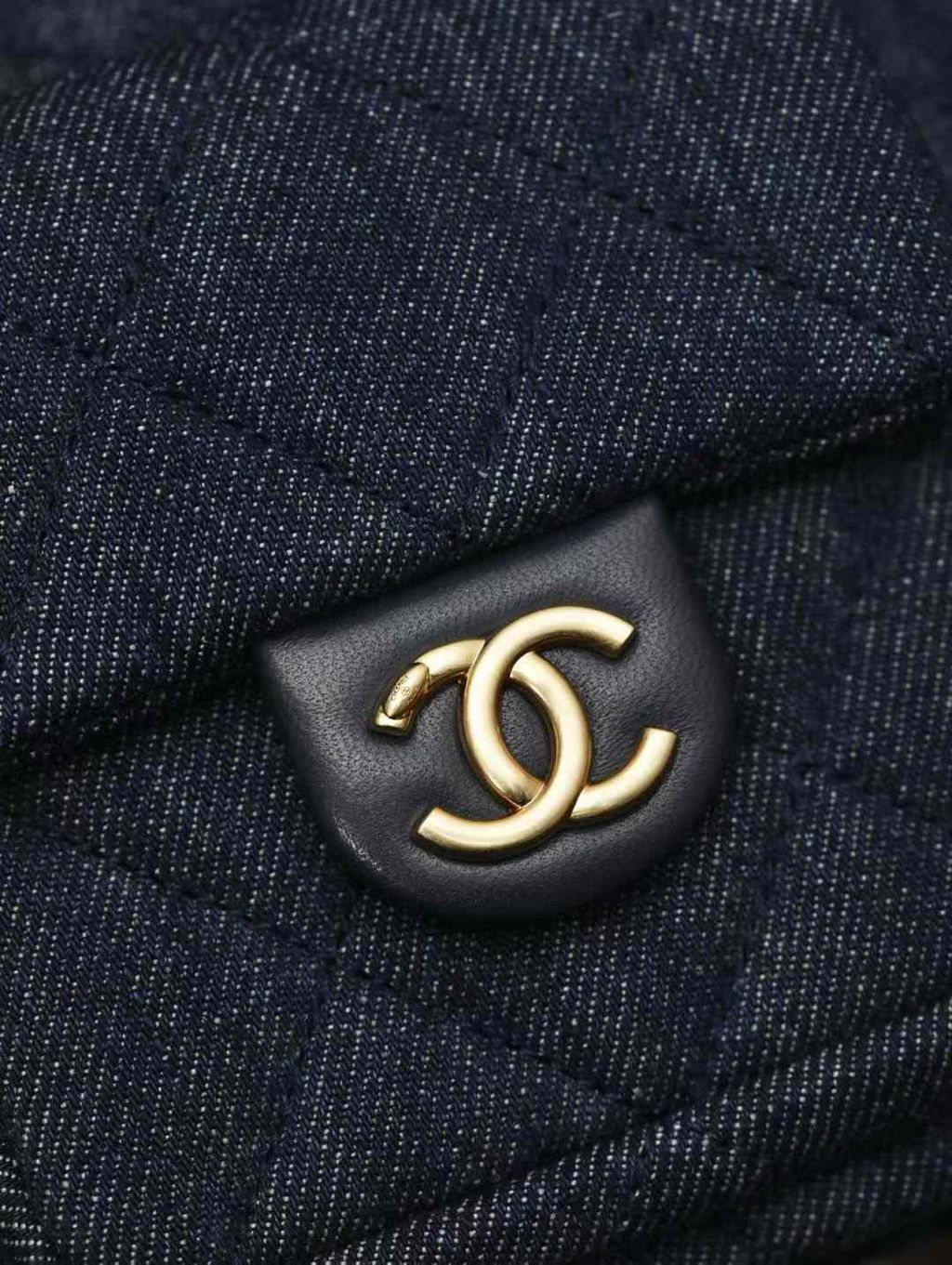 CHANEL 25C HOBO 深藍牛仔嬉皮包 14.15.31