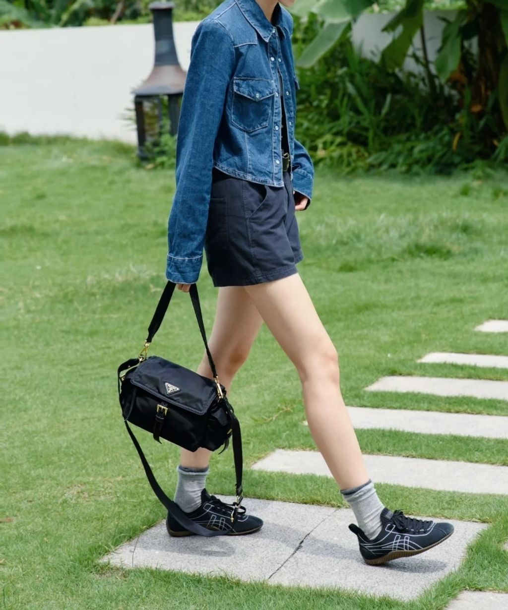 PRADA EXPLORE RE-NYLON 肩背袋2