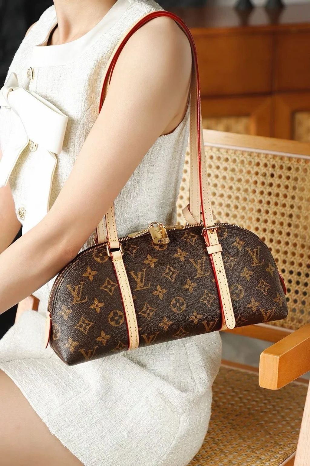  LV SQUIRE EAST-WEST 老花帆布腋下肩背包 M289533