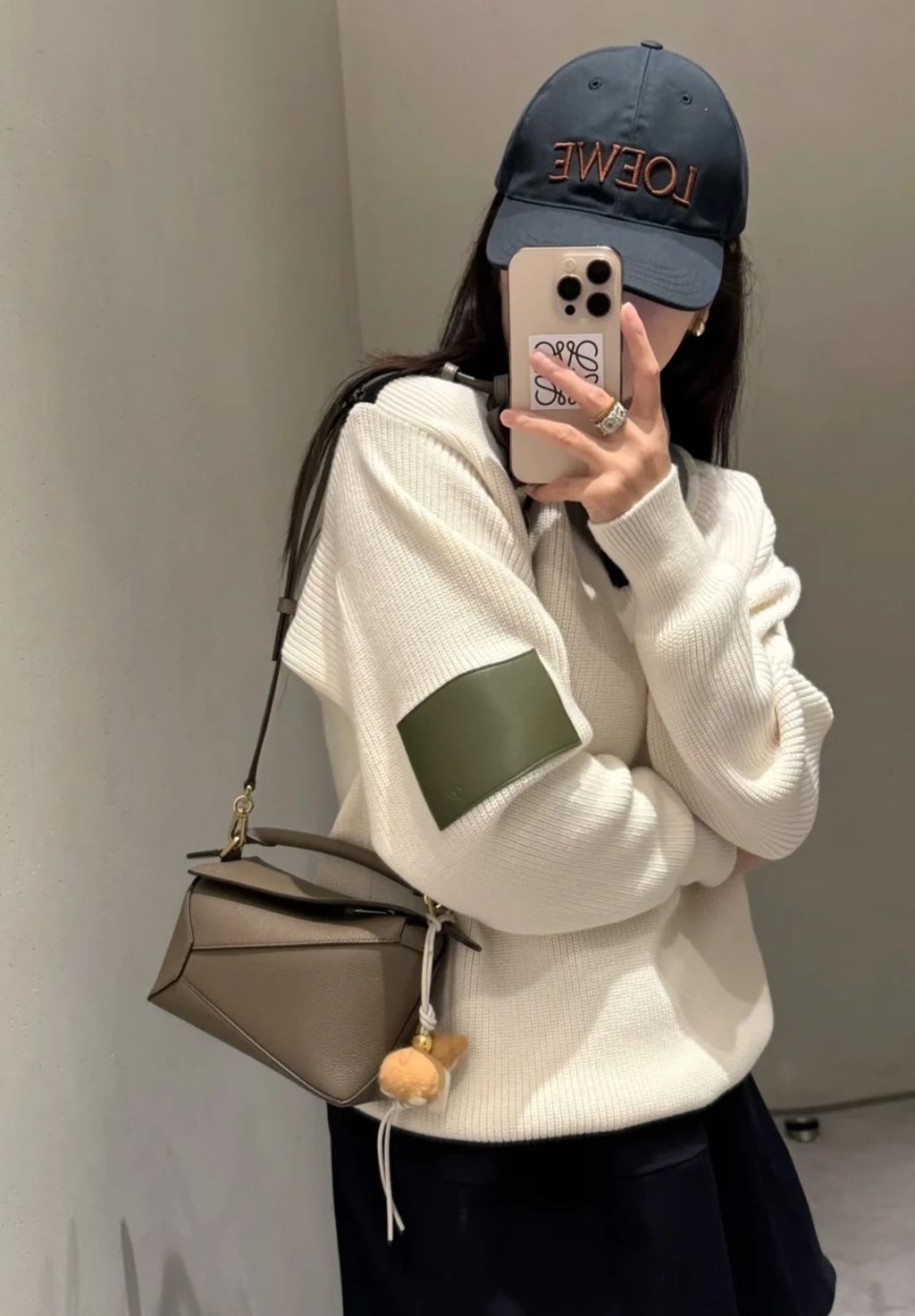 LOEWE PUZZLE 荔枝紋手袋 灰褐色3