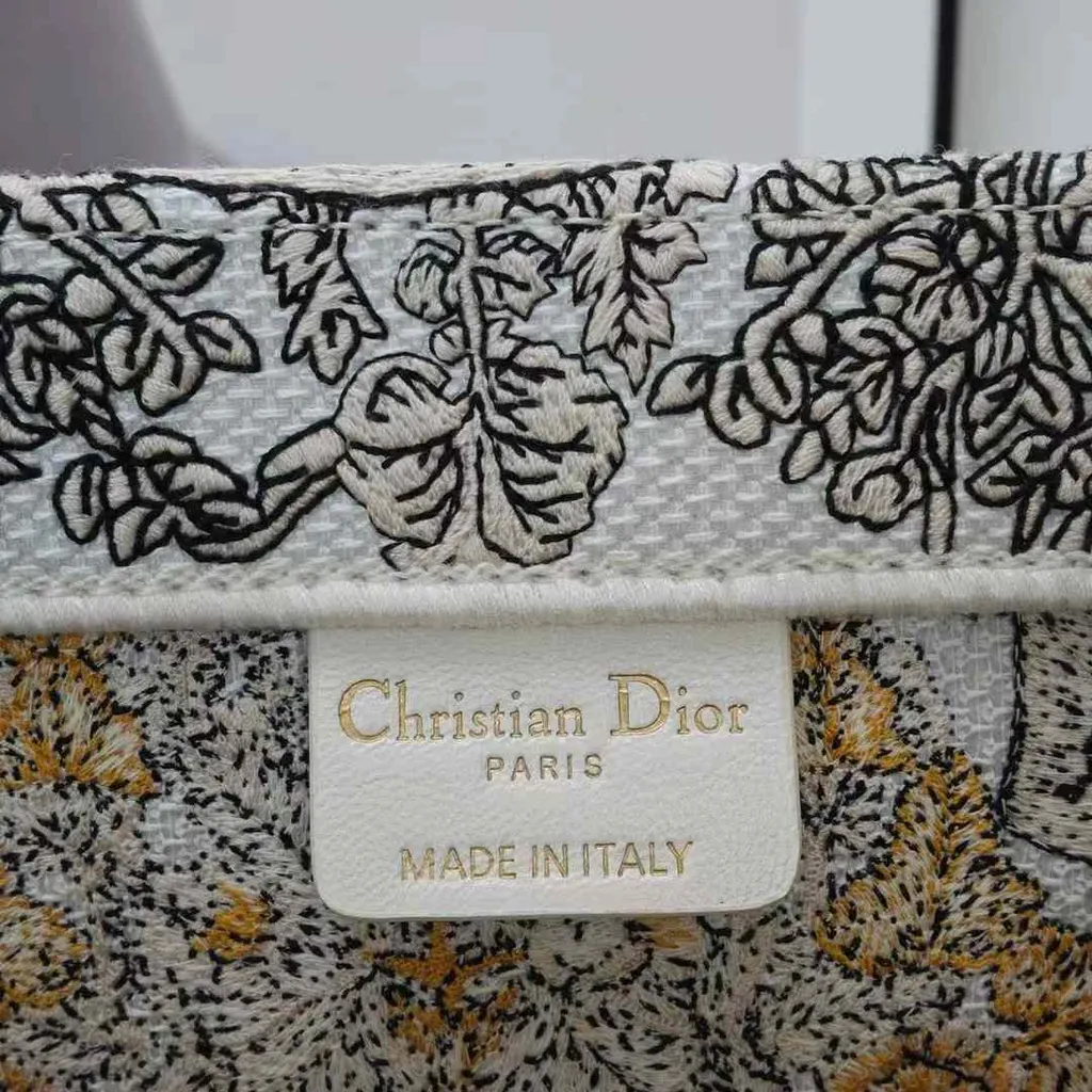 DIOR BOOK TOTE 托特包 奶油白 中號Annab   🍓 2024-11-11 12.34.29