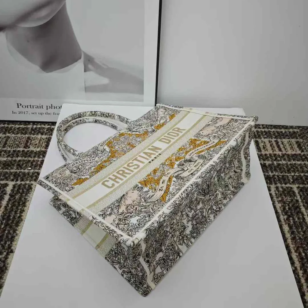 DIOR BOOK TOTE 托特包 奶油白 中號Annab   🍓 2024-11-11 12.34.25