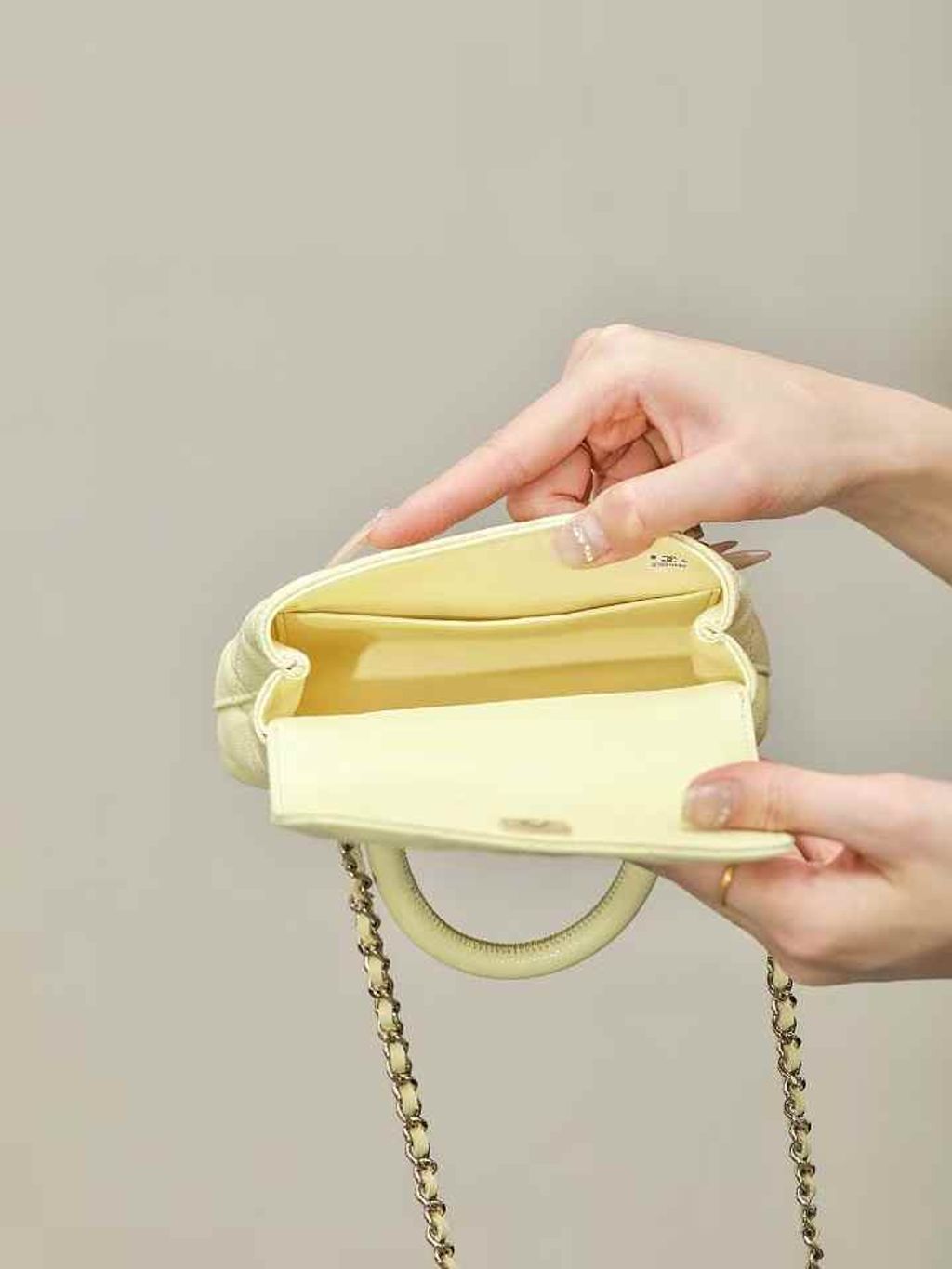 CHANEL 24K COCO HANDLE 經典手柄 魚子醬牛皮鏈條包 淡黃 NANO 16.10.50