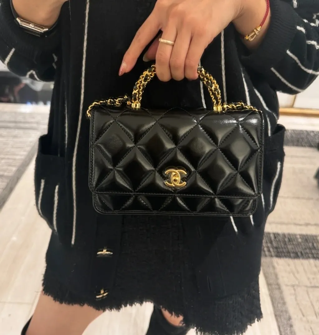 CHANEL 24K WOC 黑金麻花鏈條口蓋包.01