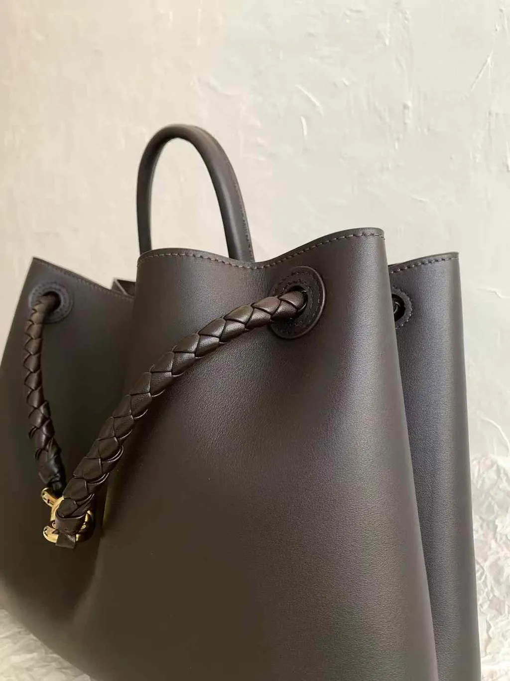 BOTTEGA VENETA ANDIAMO 光面牛皮肩背包 巧克力色 小號:中號 14.15.34