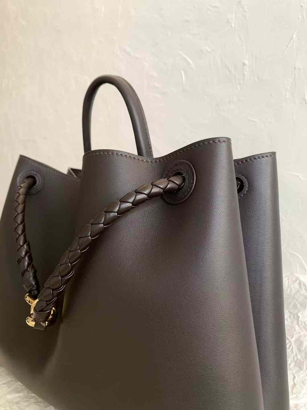 BOTTEGA VENETA ANDIAMO 光面牛皮肩背包 巧克力色 小號:中號 14.15.34