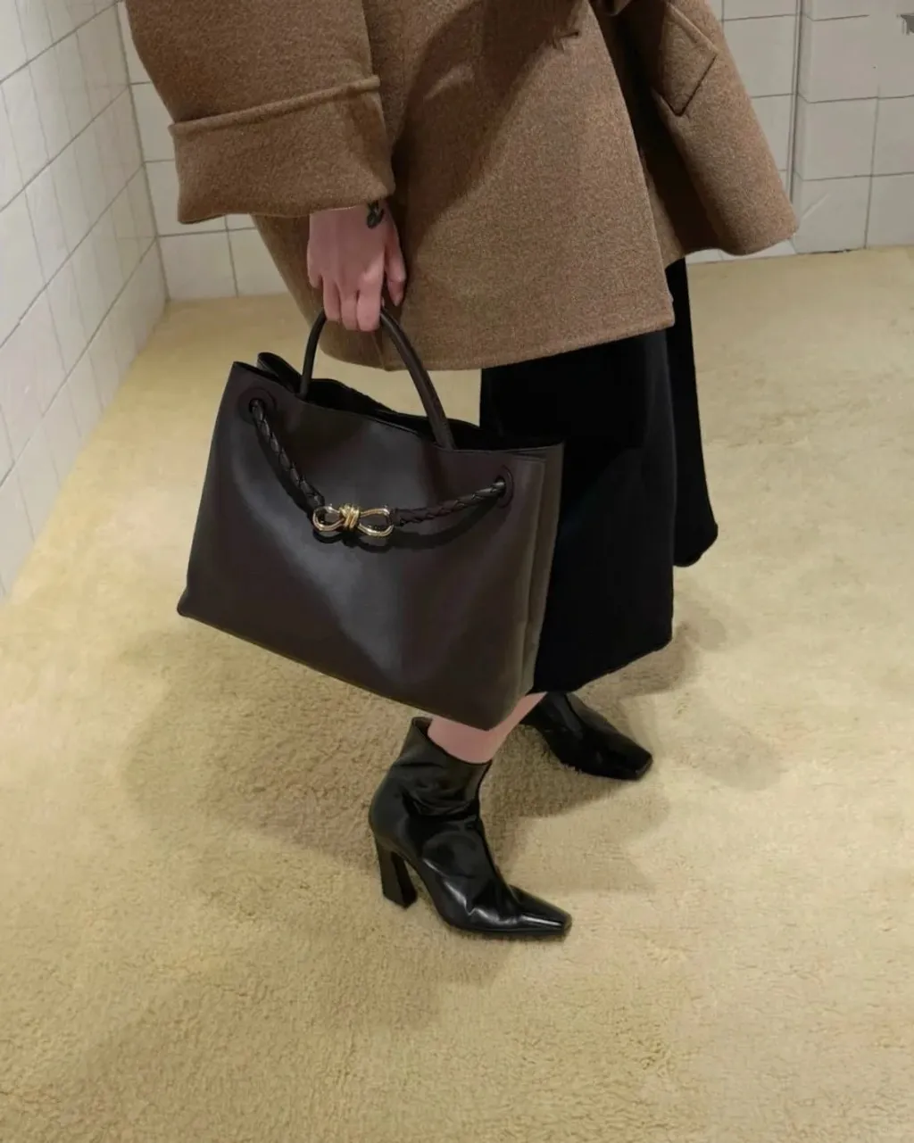 BOTTEGA VENETA ANDIAMO 光面牛皮肩背包 巧克力色 小號:中號小號