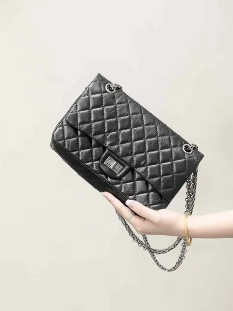 CHANEL 2.55 油蠟牛皮鏈條包 黑銀 13.04.23
