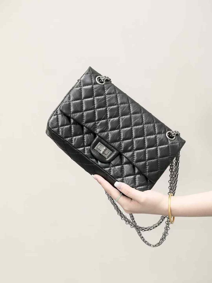 CHANEL 2.55 油蠟牛皮鏈條包 黑銀 13.04.23