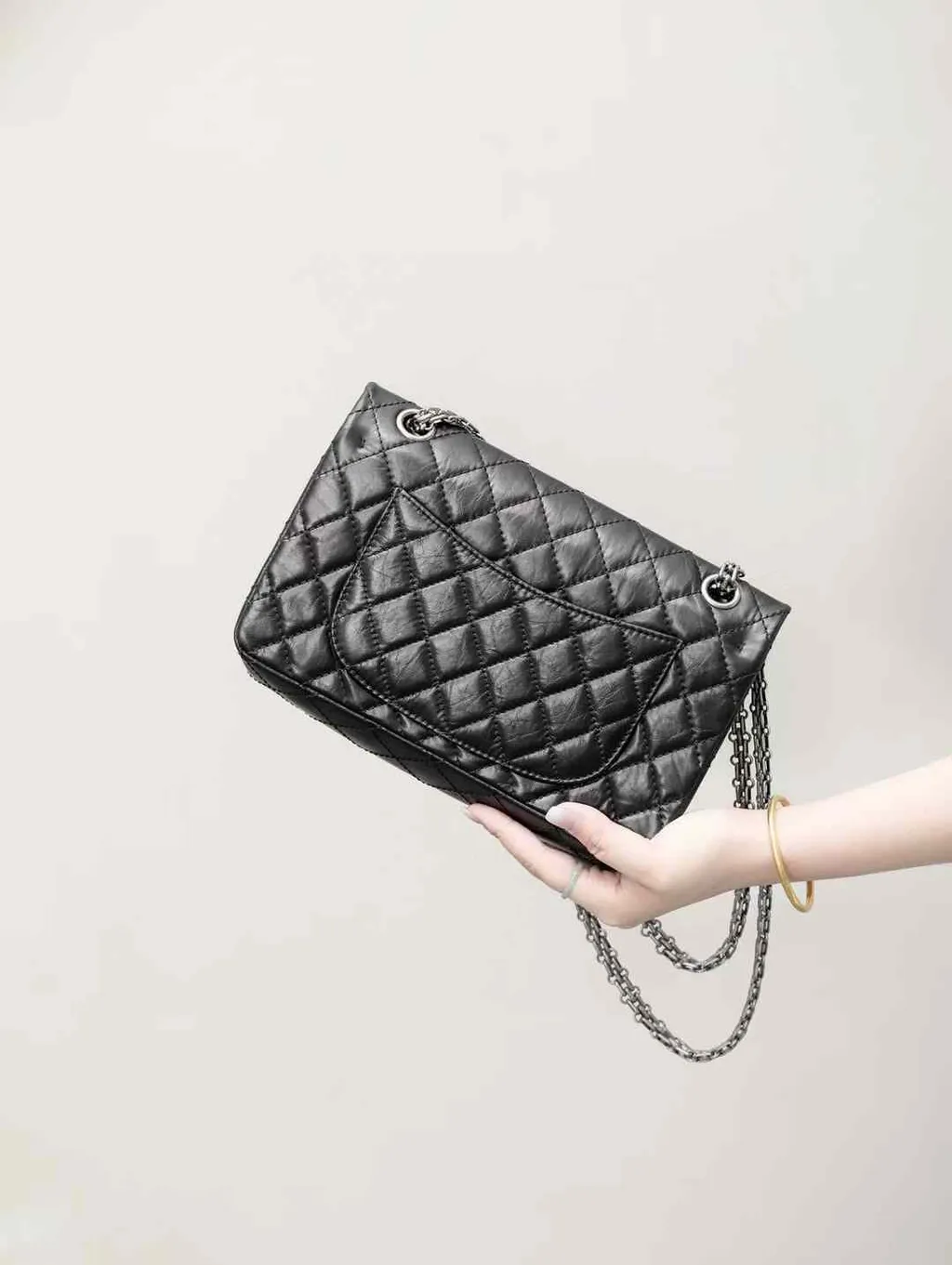CHANEL 2.55 油蠟牛皮鏈條包 黑銀 13.04.24