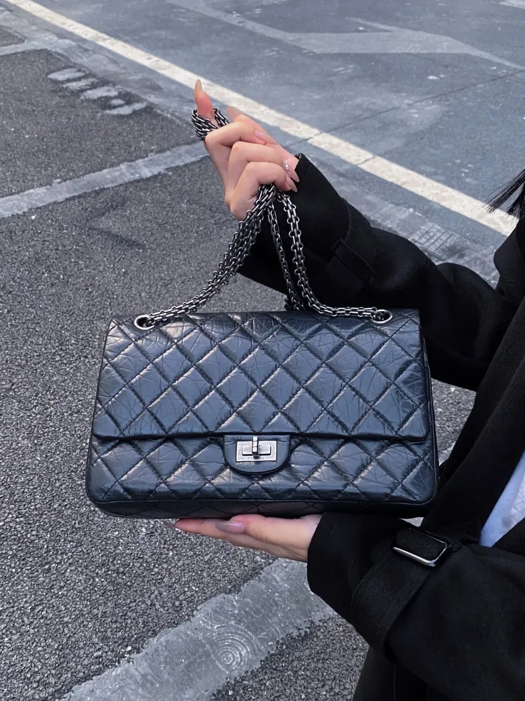 CHANEL 2.55 油蠟牛皮鏈條包 黑銀-3