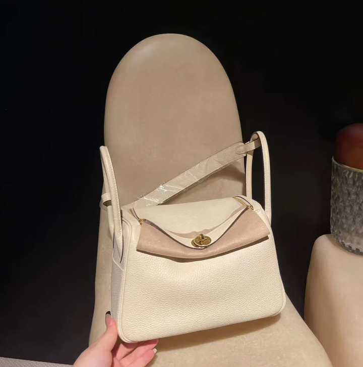 HERMES LINDY CLEMENCE皮 I2奶油白色 金扣 琳迪包 下午4.12.41