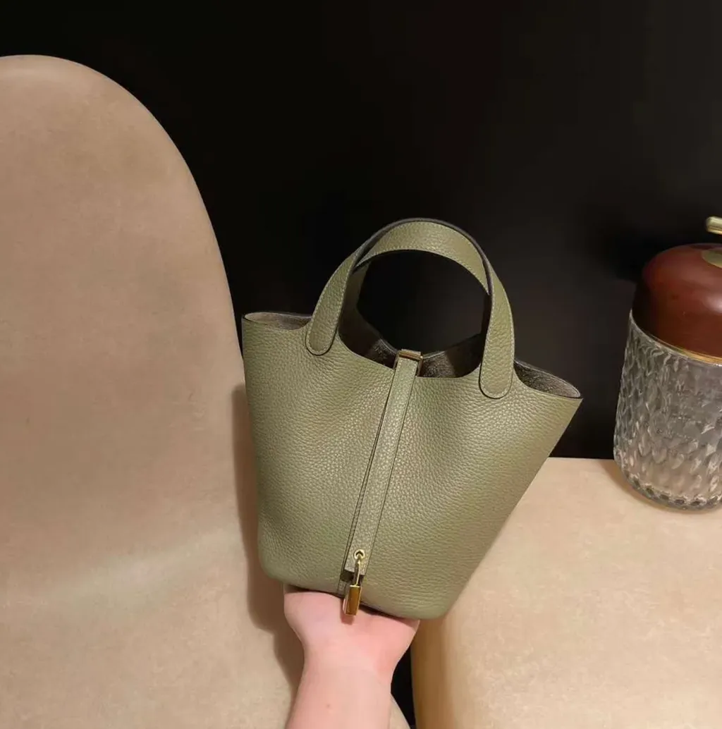 HERMES PICOTIN CLEMENCE皮 Q1鼠尾草綠色 金扣 菜籃子 上午11.16.33