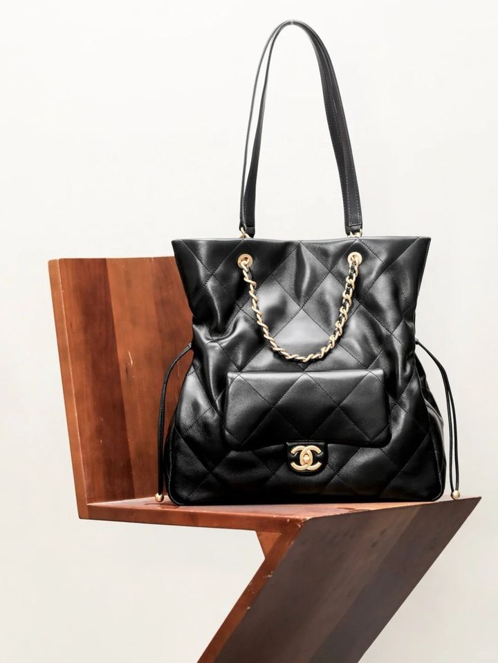 CHANEL 25 TOTE 黑金抽繩托特包-3