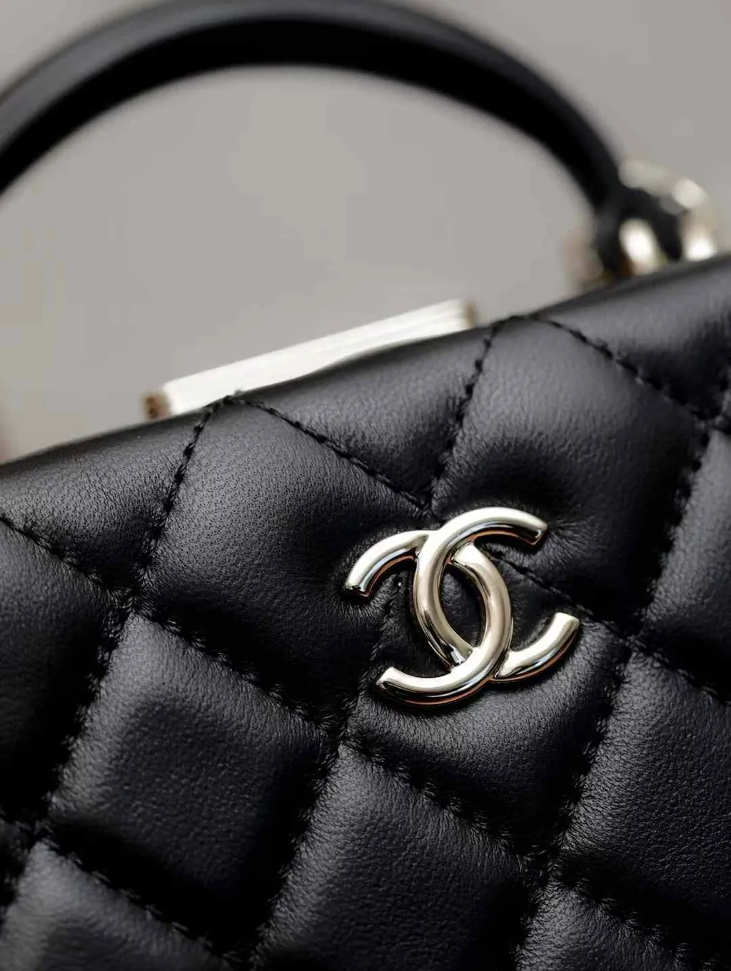 CHANEL 24K VINTAGE 手柄化妝包 10.47.32
