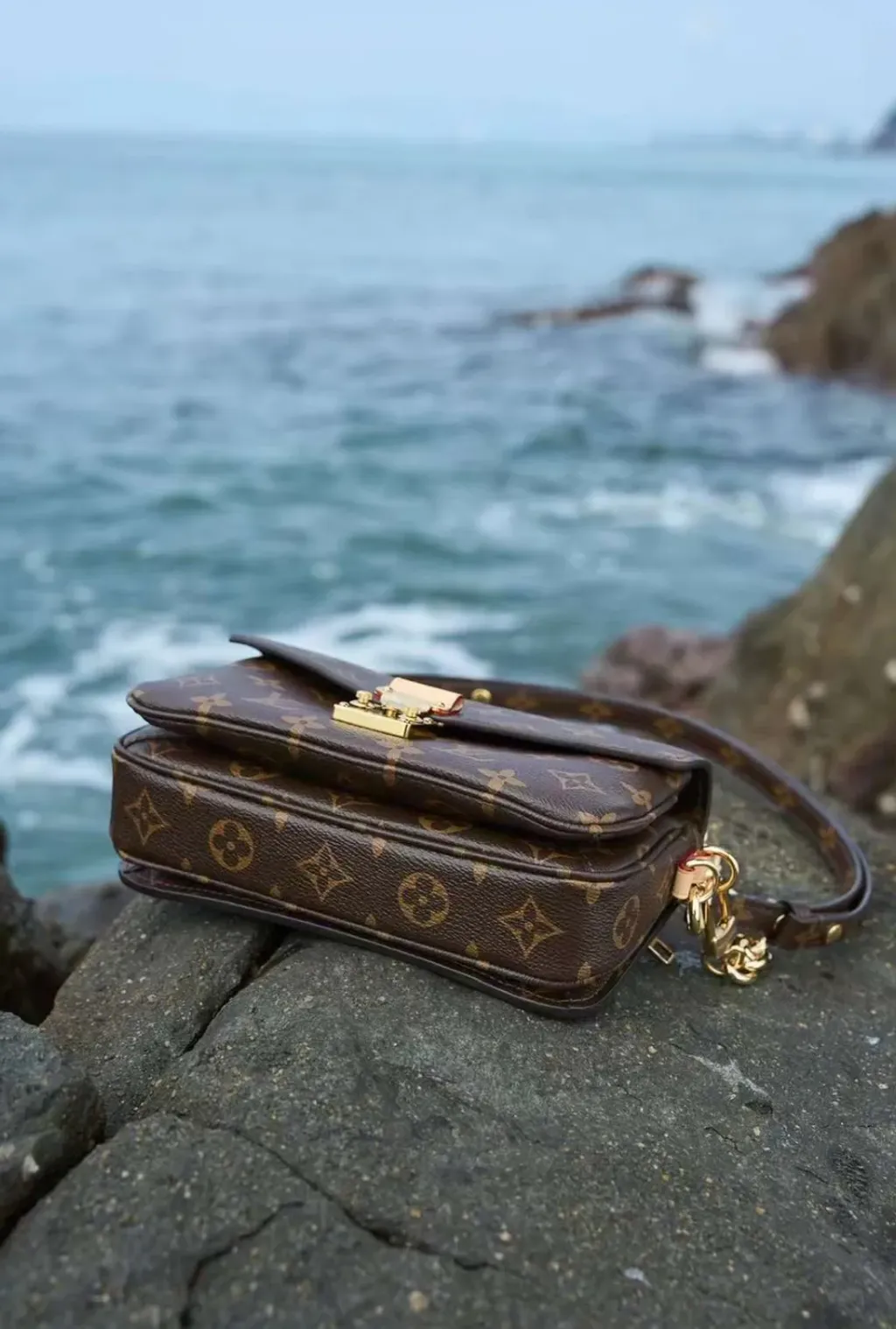 LV POCHETTE METIS EAST WEST 小郵差包 老花款 M46279  下午5.48.23