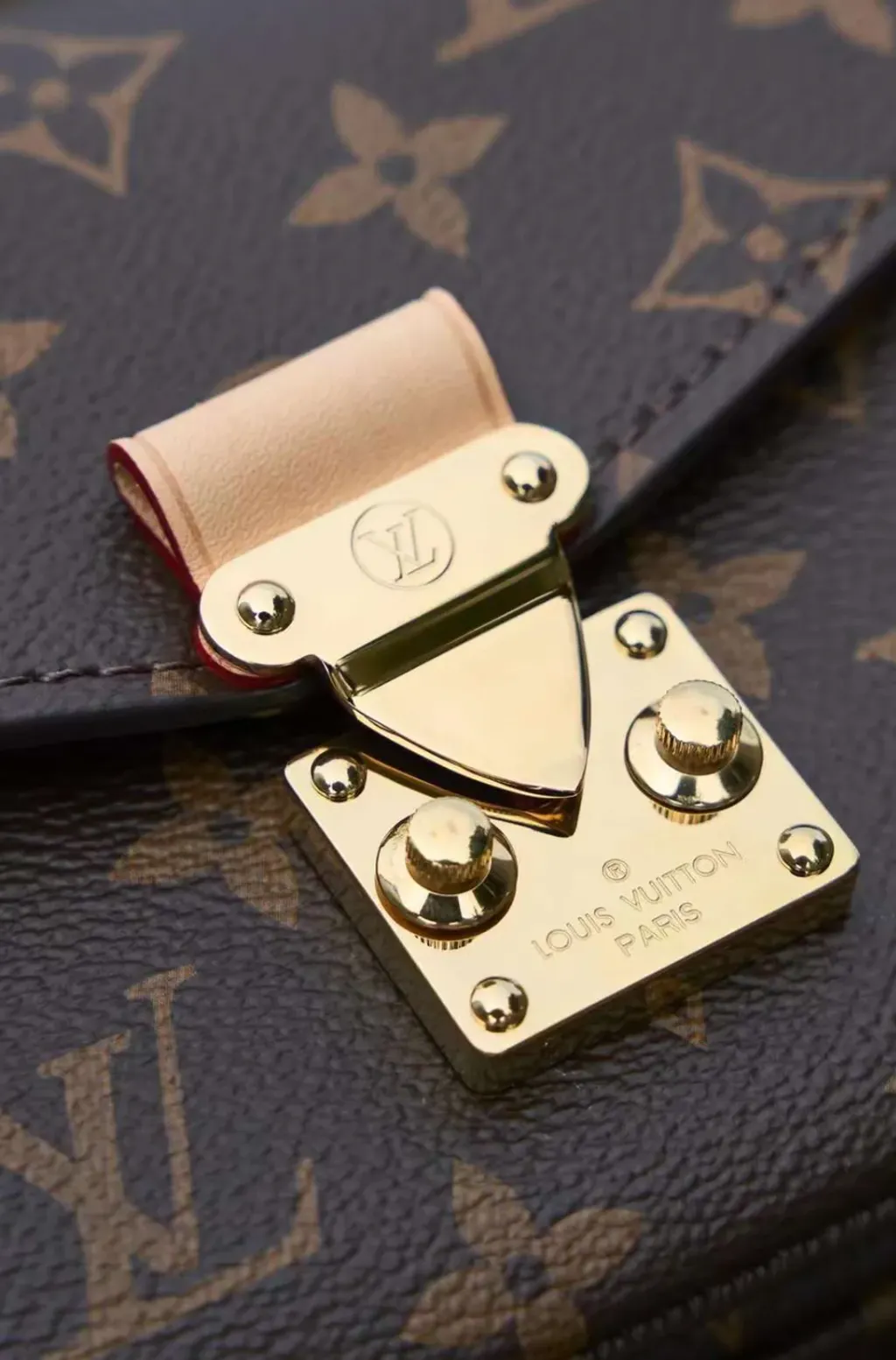 LV POCHETTE METIS EAST WEST 小郵差包 老花款 M46279  下午5.48.14