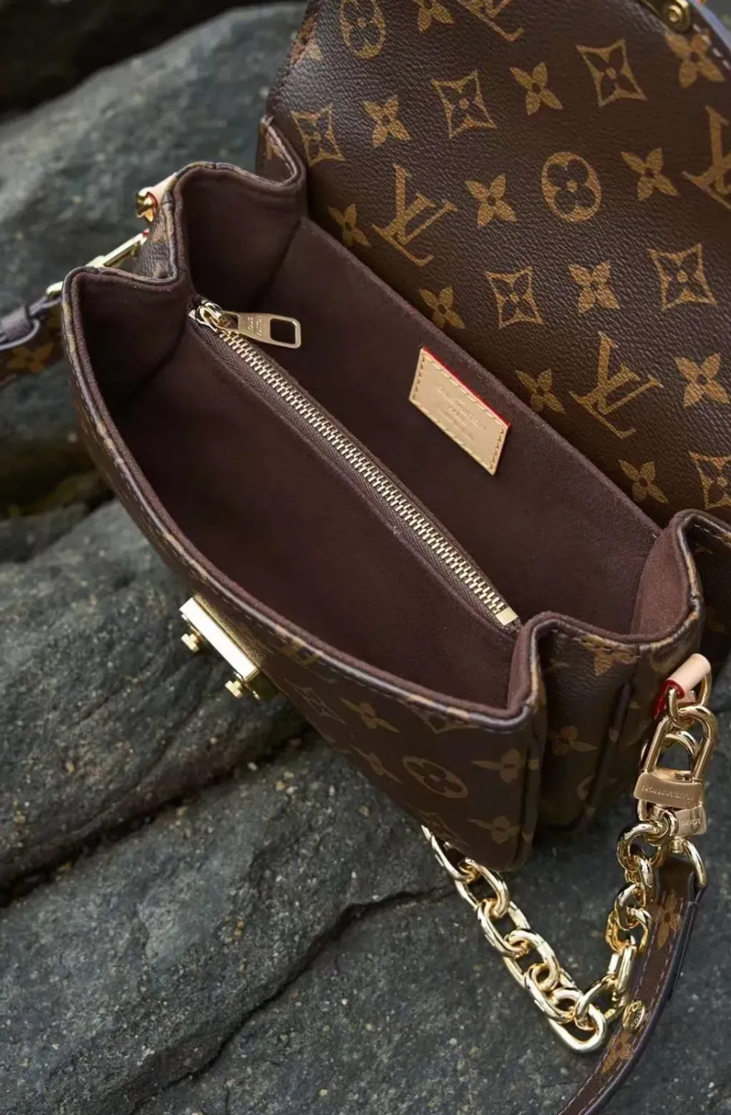 LV POCHETTE METIS EAST WEST 小郵差包 老花款 M46279  下午5.48.19