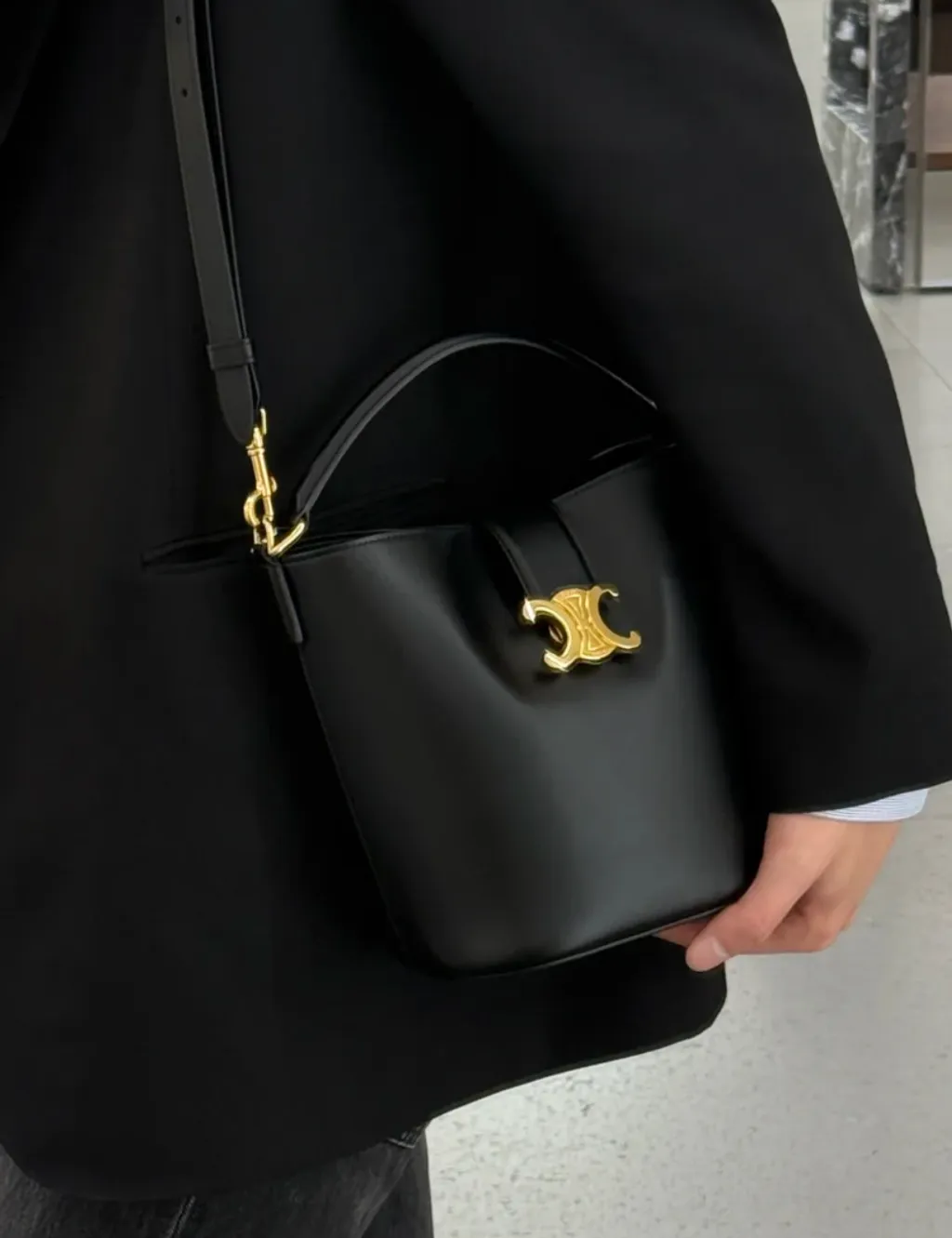 CELINE LOUISE 光滑牛皮革水桶包 小號 黑色3